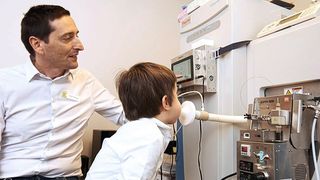 Schnell und genau: Die Maschine, die Prof. Dr. Pablo Sinues und sein Team entwickelt haben, soll bei der Therapie von Epilepsie präziser reagieren können. (UKBB)