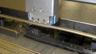 Dieser Greifarm hebt Wellen einzeln vom Zuführband. Dazu ist er mit Neodym-Stabgreifermag-
neten (Polyschuhsystem) ausgestattet. Die hohe Haftkraft wird erst bei direktem Formschluss 
erzeugt. Bild Bauer Magnettechnik (Archiv: Vogel Business Media)