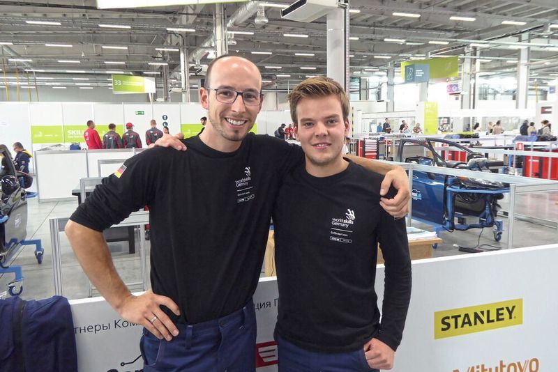 Erleichtert und geschafft nach einem harten Wettkampf: Der deutsche Kfz-Mechatroniker Simon Kazimirowicz (re.) und sein Bundestrainer Franz Havlat.  (Büttner/»autoFACHMANN«)