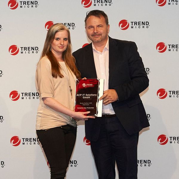 Bester Partner 2015 Österreich „Complete User Protection“: ACP IT Solutions. Verliehen an Claudia Fuchs, Licensing Administration, ACP IT Solutions, durch Daniel Schmutz, Marketing Manager ALPS, Trend Micro Schweiz (Trend Micro)