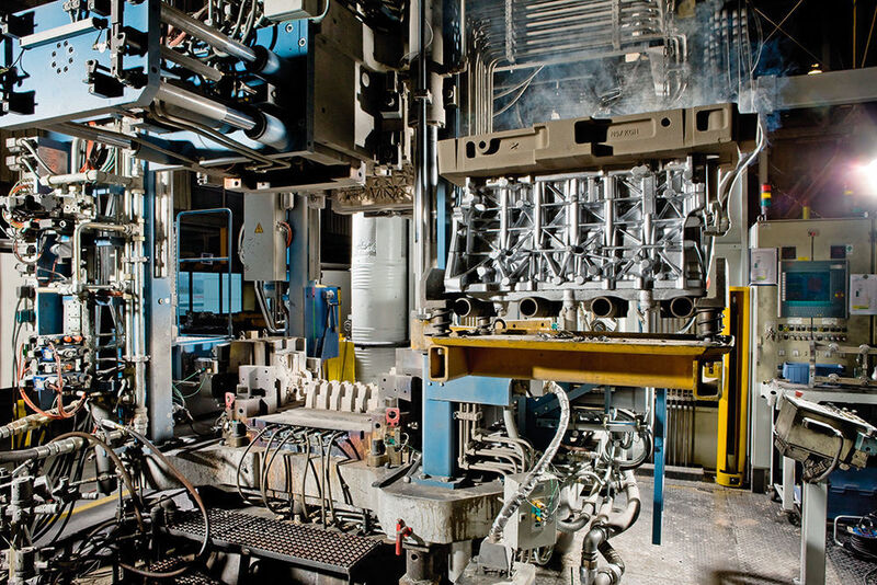Die Leichtmetallgiesserei des BMW-Werks Landshut ist geruchsfrei: Hier die Produktion von Kurbelgehäusen für einen Sechs-Zylinder-Dieselmotor. (Bild: BMW Group)