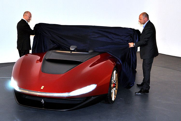 ... wird in der Realität bestätigt. Fabio Filippini (l), Chefdesigner bei Pininfarina und Xavier Melkonian, Leiter für Anwendungen im Bereich Creative Design bei Dassault Systèmes, enthüllen das Konzeptfahrzeug „Sergio“. (Foto: Thomas Günnel)