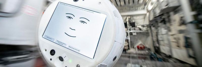 Cimon 2 kann jetzt Emotionen erkennen und hat einen besseren Orientierungssinn. Drei Jahre lang soll er assistieren. (Bild:  Cimon 2 vor Start /DLR / CC BY 3.0)