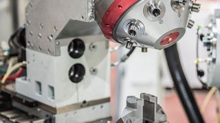 Blick in eine Rundtaktmaschine. Gut zu erkennen die Paletten mit den Spannelementen und die darüber liegenden bis zu 4-achsigen Bearbeitungseinheiten mit Werkzeugwechslern. (Imoberdorf)