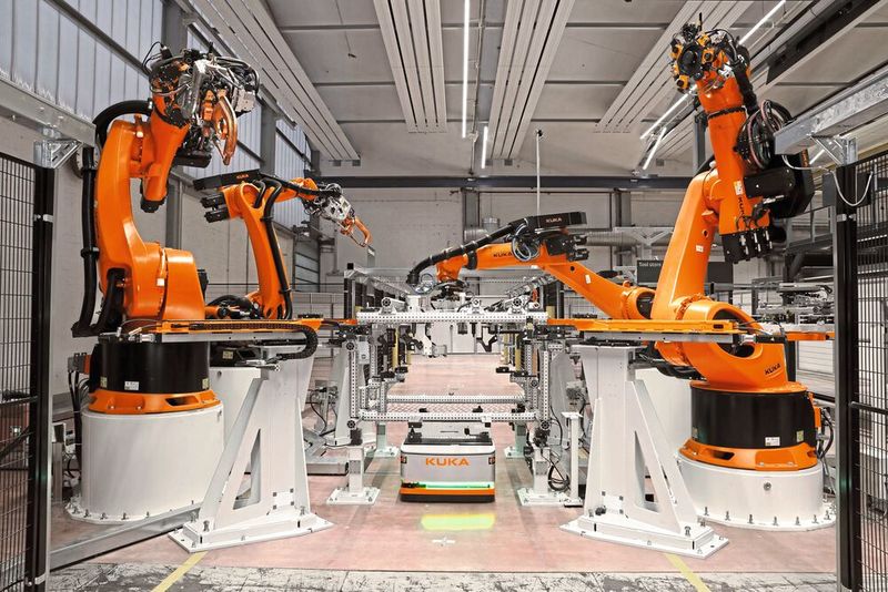 Anlagenseitig können die Einspeiseleistungen und damit die Kupferquerschnitte sowie die vorgelagerten Komponenten kleiner ausgelegt werden. Außerdem reduziert sich die Aderzahl der Leitungen auf drei (+, –, PE).  (Bild: Kuka)