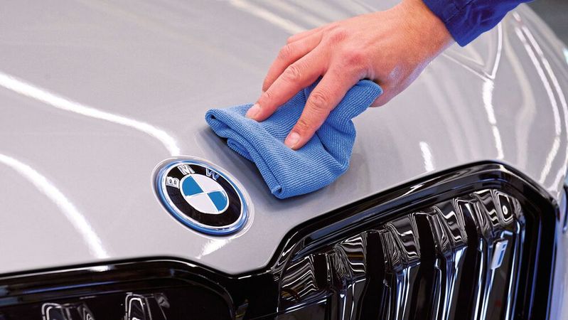 Werkstattrechnungen digital per App bezahlen: Einen entsprechenden Service bietet BMW Händlern und Kunden jetzt in Zusammenarbeit mit dem Zahlungsservice Bezahl.de an.(Bild:  Tom Kirkpatrick/BMW AG)