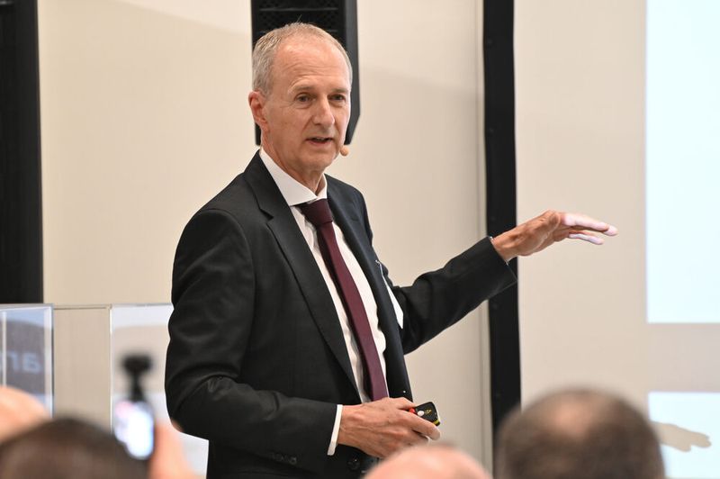 German Wankmiller, Vorsitzendem der Geschäftsführung der Grob-Werke, berichtete über der Transformation seines Unternehmens: von Werkzeugmaschinen für die Automobilindustrie hin zu Anlagen für die Batterieproduktion. (Bild: Stefanie Michel)