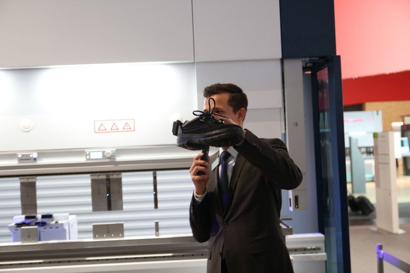 Sensation auf der Euroblech 2014:  der Magic-Shoe ist ein mit intelligenter Sensorik bestückter Arbeitsschuh. Mit ihm kann der Bediener einfach und frei beweglich mit seinem Fuß an jeder Position der Maschine den Hub auslösen. (Bild: Königsreuther)