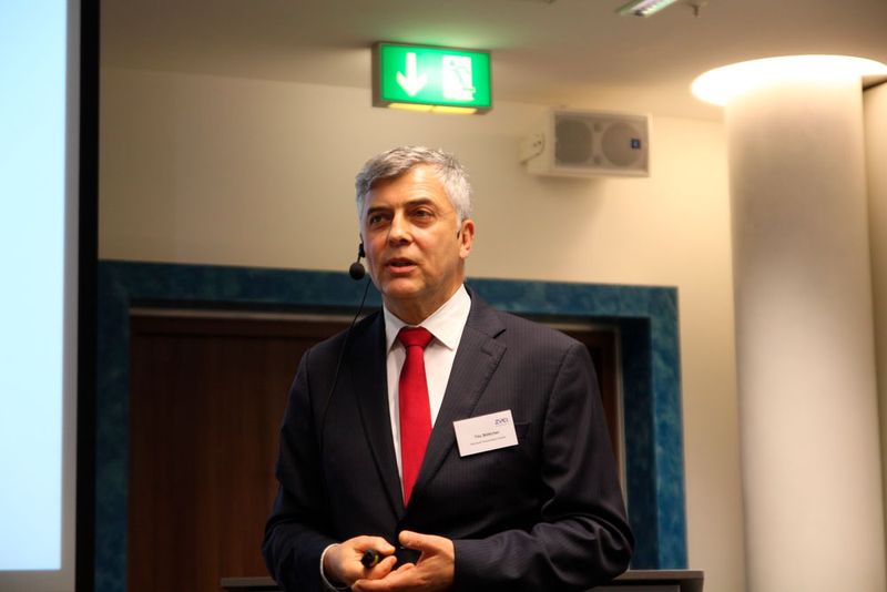 Tilo Bötcher, Princ. Strategy von Microsoft: „Der Transport eines Produktes mit Verwaltungsschale ist von immensem Vorteil, weil man dem Weiterverarbeiter auch noch bekannt geben kann, unter welchen Bedingungen es gefertigt wurde und er so zum Beispiel die Temperatur kennt. Vielleicht wäre es gut, darauf aufbauend auch bei dieser Temperatur weitere Teile anzubauen und man kann so Verspannungen vermeiden.“ (Bild: Reinhold Schäfer)