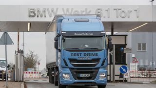 Das BMW-Group-Werk Regensburg setzt jetzt LNG-Lkw (Flüssigerdgas) ein. Der Automobilbauer will damit zum Vorreiter beim Einstieg in die emissionsfreie Transportlogistik werden. (BMW / Altrostudio)