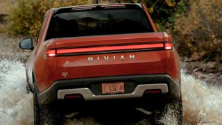 VW und Rivian besiegeln ihre Partnerschaft. (Bild: Rivian)