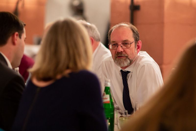 Bei den Förderprozessforen durfte auch der Austausch und natürlich die gemeinsame Entspannung am Abend nicht fehlen. Auf der Festung Marienberg konnten die Teilnehmerinnen und Teilnehmer zusammen essen und den informativen Kongresstag ausklingen lassen. (BKfotografik / PROCESS)