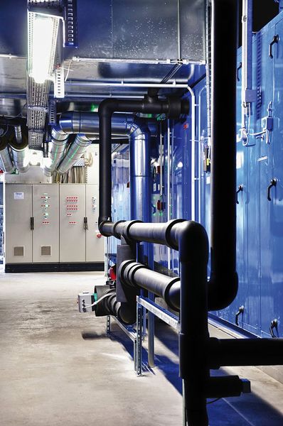 Am Wuppertaler Stammsitz der Schmersal-Gruppe wurde eine energetischen Optimierung durchgeführt. Die neuen Lüftungsanlagen nutzen die Abwärme aus der Produktion zur Beheizung. (Bild: Jörg Kastowsky)