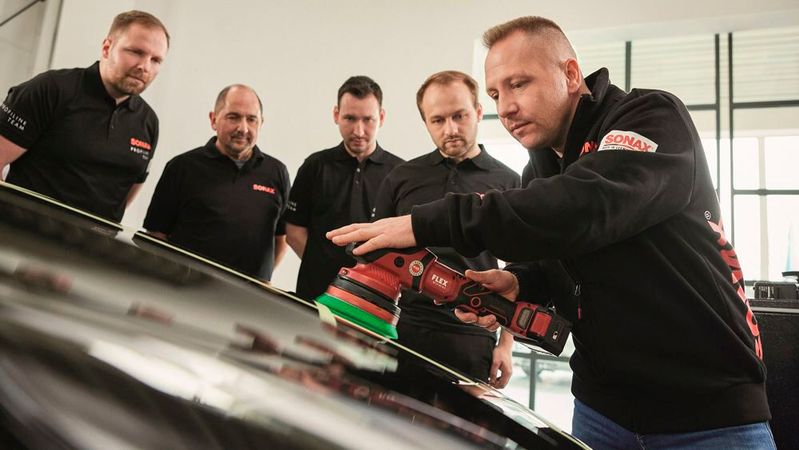 Die Sonax Detailing Academy bietet Werkstätten die Möglichkeit, von Mastertrainern das erforderliche Wissen für den Bereich Car Detailing zu erlernen und ihre Fähigkeiten zu optimieren. (Bild:  Sonax GmbH)
