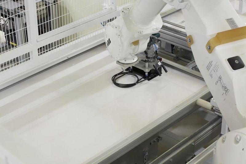Endfertigung: Ein Roboter bringt die Anschlussdose auf der Rückseite des Moduls auf. Bild: Conergy (Archiv: Vogel Business Media)