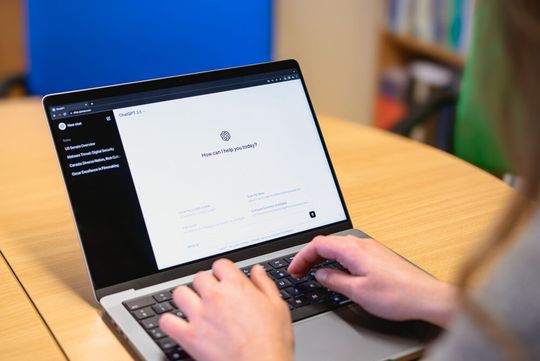 Verlockend ist die Informationssuche über Systeme, die die Antworten mithilfe der generativen Intelligenz abliefern. Dazu gehören ChatGPT und Google Bard. Forscher warnen aber davor, alles stets für bare Münze zu halten. Lesen Sie hier, was aus einer entsprechenden Studie hervorgeht.(Bild:  D. Sobania und L. Schwarz)