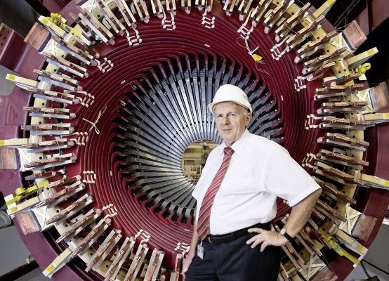 Erhebliches Einsparpotenzial bei der Herstellung von Gas- und Dampfturbinen könnte die Erfindung von Dr. Christoph Lehmann (59) bedeuten. Der Drehwerksantrieb (Turn-Motor), der den Turbinen-Generator-Wellenstrang während der Abkühlungsphase antreibt, wird nach seinen Berechnungen überflüssig: Seine Aufgabe könnte einer der beiden Hilfsgeneratoren, die bei Betriebsdrehzahl  den Generatorrotor mit Strom versorgen, übernehmen, indem er auf Motorbetrieb umgeschaltet wird. Der Erfinder arbeitet in der Siemens-Division Power and Gas in Mülheim an der Ruhr. (Siemens AG)