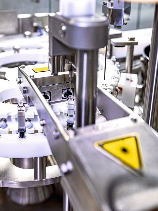 Druck- und Temperatursensoren der MRD 1010 Füllmaschine geben dem Bediener volle Transparenz über die Anlage.(Bild:  Syntegon)