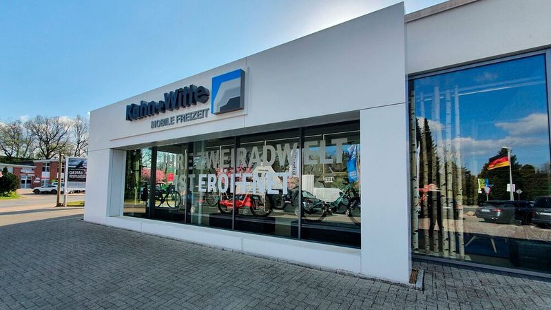 Unter dem Dach der neuen Eigenmarke Kuhn + Witte Mobile Freizeit hat das Handelsunternehmen in diesem Jahr ein modernes Zweiradcenter eröffnet, in dem es Bikes wie auch Autos verkauft – inklusive Hol- und Bringservice. (Bild: Mauritz/»kfz-betrieb«)