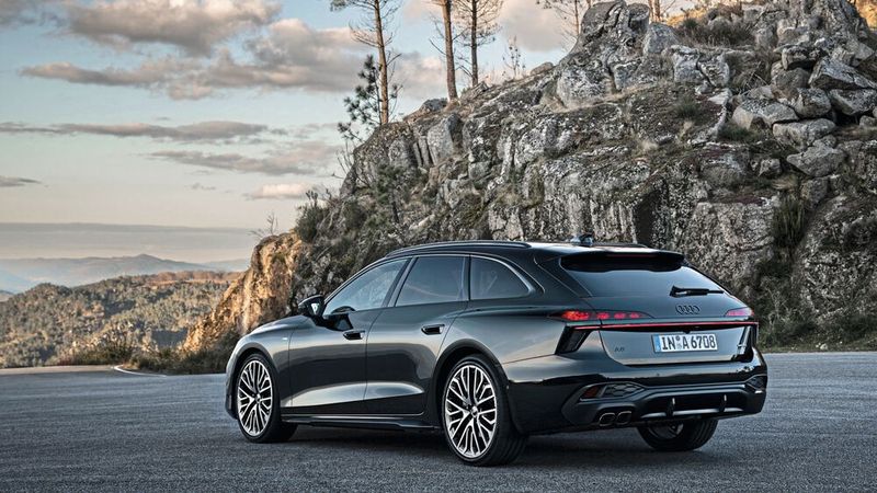 Bis zu 21 Zoll große Räder lassen sich unter das Fahrwerk des A6 schnallen. (Bild: Audi AG)