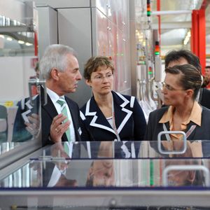 Mit dem Maschinenbauer im Gespräch: Die Anlagen ermöglichten den Blick ins Detail. 