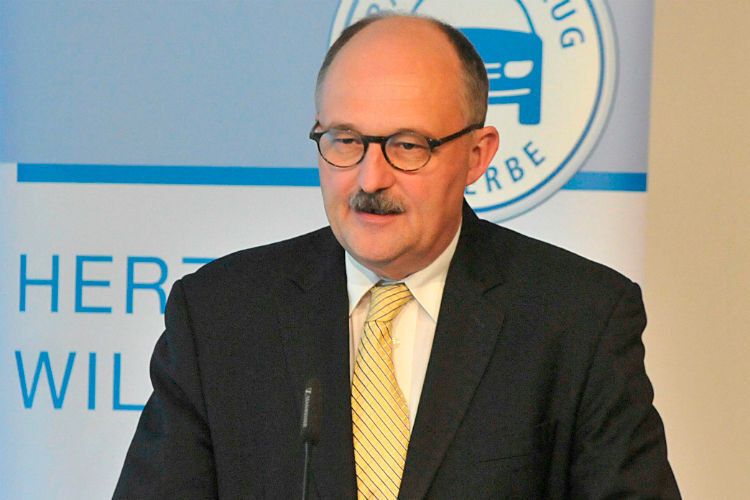 Michael Meister (Parlamentarischer Staatssekretär im Finanzministerium): „Wir müssen den Wandel beim Antrieb so gestalten, dass es keinen Riss in der Wertschöpfung gibt und dadurch Arbeitsplätze verloren gehen.“ (Foto: Zietz)
