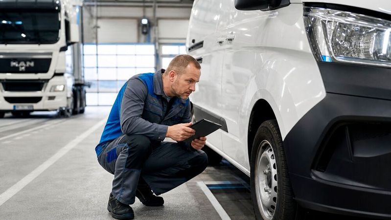Schwere Lkw, Transporter und neue E-Modelle verpassen besonders häufig die Plakette.(Bild:  KI-generiert)