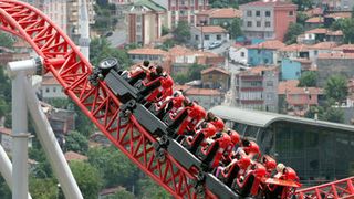 Achterbahnen im Einsatz: Inautec baut die Steuerungen für unterschiedliche Achterbahnen. (Siemens)