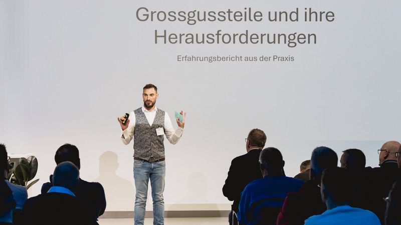 Eines der Hauptthemen der WKST 2026: Großgussteile („Gigacasting“) mancher Automobilhersteller und deren Herausforderungen für die Reparaturbranche. Im Bild Dirk Sauermilch von Smart Europe. (Bild: Stefan Bausewein)