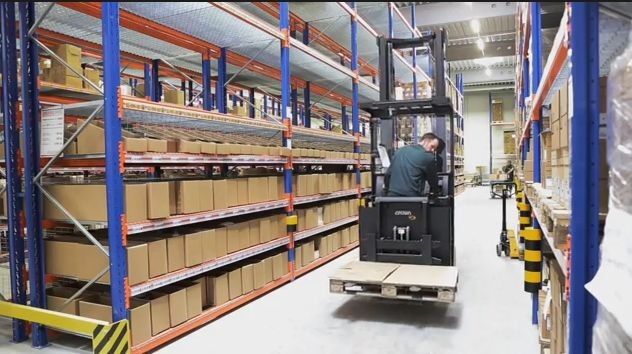 Das neue Logistikzentrum beherbergt moderne Technik. Crown lieferte die Flurförderzeuge und Berger die Regaltechnik. (Bild: Collonil-Video öffentlich auf Youtube)