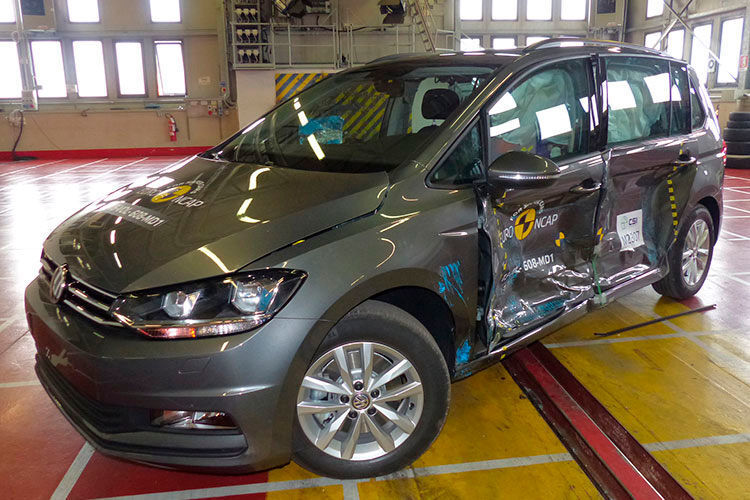 ... darf sich der VW Touran als Klassenbester 2015 bezeichnen. (Foto: Euro-NCAP)