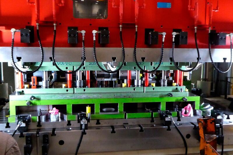 Die 1250-t-Presse kann Werkzeuge bis 13.000 kg, die 800-t-Presse Werkzeuge bis 10.000 kg aufnehmen. Die Platinen werden dabei beidseitig eingelegt. (Kuhn)
