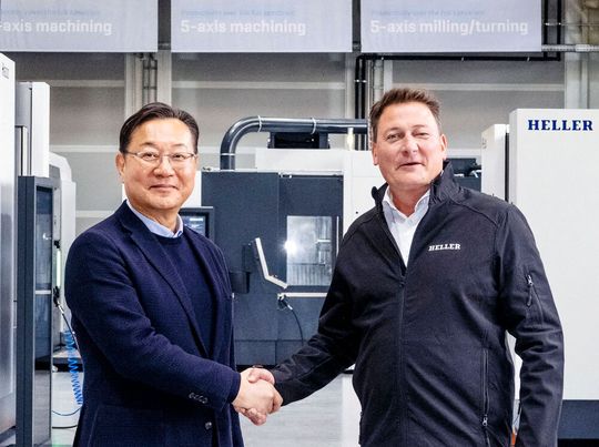 DN Solutions CEO Won-jong Kim (Left) with Heller CEO Thorsten Schmidt.(Source:  DN Solutions)
