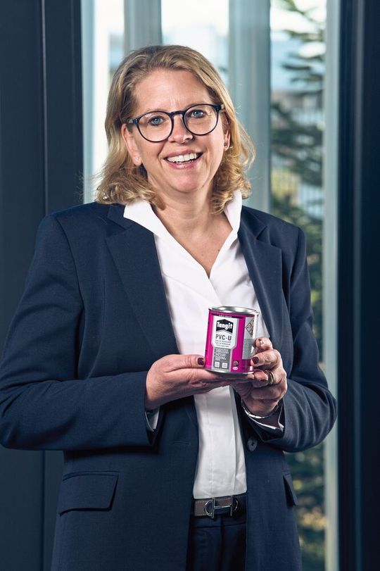„Mit Bluemint Steel ermöglichen wir unseren Kunden, die CO₂-Bilanz ihrer Verpackungen messbar zu verbessern – ohne Kompromisse bei Qualität, Sicherheit oder Verarbeitungseigenschaften“, sagt Clarissa Odewald, CEO von Thyssenkrupp Rasselstein.(Bild:  Marco Rothbrust)