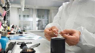 Spezialobjektiv für die Tiefsee: Eine Zeiss-Mitarbeiterin setzt das UW-Distagon 2.8/12 zusammen. (Zeiss)