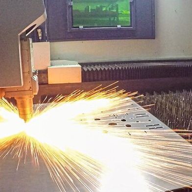 Mit einer Laserleistung von 6 Kilowatt sorgt sie für höchste Präzision und ermöglicht exakte Zuschnitte von Stahl bis 25 Millimeter sowie von Edelstahl und Aluminium bis 15 Millimeter Materialstärke. (Bild: Microstep)