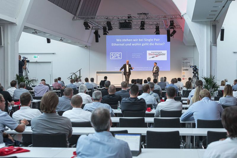 16. Anwenderkongress Steckverbinder: Der SPE-Tag am 4. Juli 2022 zog wieder viele interessierte Zuhörer an. Abgedeckt wurden fast alle Themen im Bereich Single Pair Ethernet vom Standard über das Marktpotenzial, Rückwärtskompatibilität, Schirmung, Messtechnik bis hin zum neuen Standard SPE M12 Hybrid. (Bild: Elektronikpraxis)
