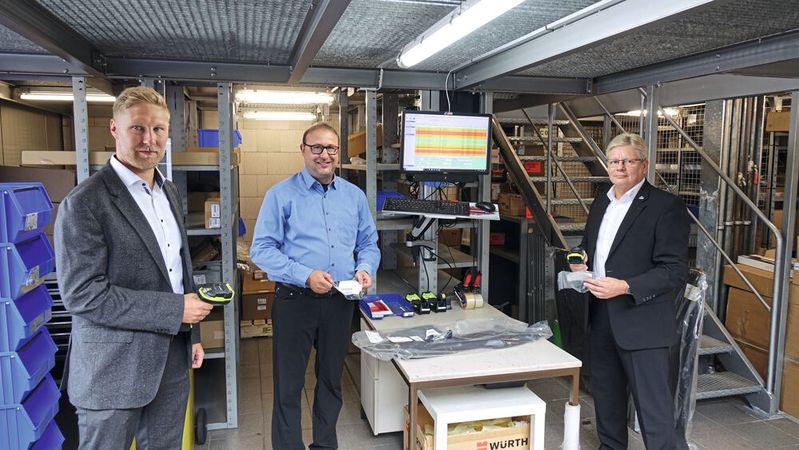 AHG-Spartenleiter Peter Bucher (links) mit Teilevertriebsleiter Timo Heinzelmann (Mitte) und Ingo Ellguth von Atbas: „Das System ist wirklich super!“(Bild:  Rosenow/»kfz-betrieb«)