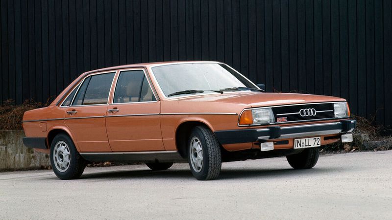 Im August 1976 stellt Audi in Luxemburg den Audi 100 der zweiten Generation (C2) vor. Erstmals sorgt ein Fünfzylinder-Benzinmotor in einem Modell der Marke mit den Vier Ringen für Vortrieb. Der Einspritzmotor mit 2.144 cm³ Hubraum leistet 110 kW (136 PS) bei 5.700 Umdrehungen pro Minute. Das maximale Drehmoment von 185 Newtonmetern liegt bei 4.200 Touren an. Die Markteinführung des Audi 100 (C2) folgt im März 1977. Ab September 1979 ist der Fünfzylinder-Motor auch im Audi 200 lieferbar, ab August 1982 ist er im Nachfolger des C2 verbaut, dem Audi 100 C3. (Bild: AUDI AG)