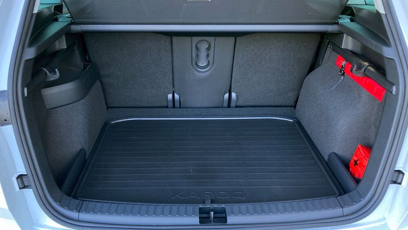 8. Der Kofferraum: Eigentlich gibt es allein hier eine ganze Menge auffälliger Dinge. Wir fassen mal zusammen: Eine praktische Gummimatte als Schmutzfang, ... (Bild: Wehner - VCG)