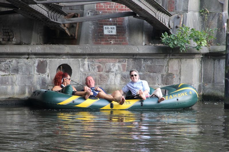 Die drei von der Alster ohne Stoff an Board, (v. l.) Besa Agaj, IT-BUSINESS, Lars Romanowski, api, und Nils Stallmach, Seasonic. (Bild: IT-BUSINESS)