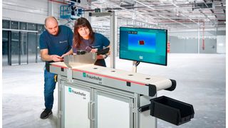Dieses Gerät kann man bald in Dortmund bestaunen. Es ist mittels aktiver Thermographie in der Lage etwas zu machen, was bisher nicht klappte: Schwarze Kunststoffsorten voneinander zu unterscheiden und zu sortieren. Recyclingtechnik und Umwelt dürften sich freuen ... (Bild: Fraunhofer IZFP)