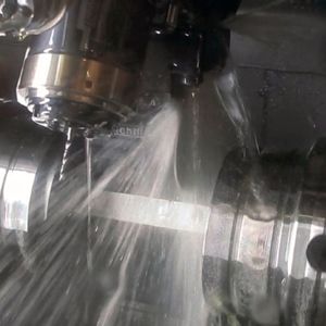 Ein Polysaw-Drehtrennfräser von Mimatic im schnittigen Einsatz in einer Bearbeitungsmaschine.