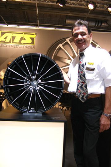 Walter Müller-Trimpin, Key-Account Manager bei ATS, zeigt ein neues frontpoliertes Rad in „Racing-Schwarz“. (Archiv: Vogel Business Media)