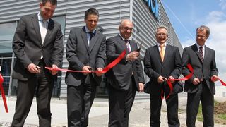 Zur symbolische Eröffnung zum neuen Produktionsgebäude des zweitgrößten Unternehmens in Donaueschingen durchschnitten Donaueschingens Oberbürgermeister Erik Pauly, der Bundestagsabgeordnete Thorsten Frei, Dr. Robert Bauer, Sick-Stegmann-Geschäftsführer Dr. Bernd Cordes und Sick-Stegmann-Produktionsleiter Markus Mucha gemeinsam das Band. (Bild: Sick)