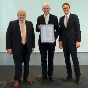 Eine weitere goldene Ehrennadel für den außerordentlichen und langjährigen Einsatz im Ehrenamt überreichten Karpinski (l.) und Kuhn (r.) zudem an Vizepräsident Michael Kraft (Mitte). (Bild:  Zietz/»kfz-betrieb«)