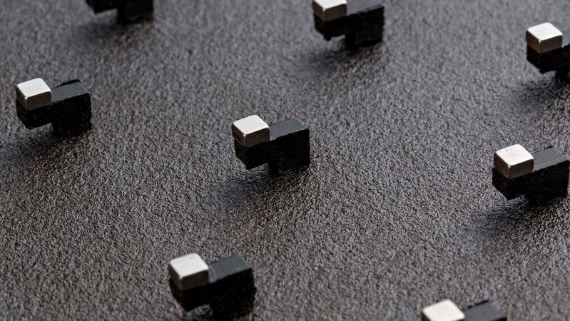 Vibroakustische Metamaterialien sind spezifisch ausgelegte Strukturen, bestehend aus einer Mehrzahl von periodischen mechanischen Resonatoren, die auf das Zielbauteil aufgebracht werden. Ihre Kleinskaligkeit sowie unterschiedliche Design- und Herstellungskonzepte ermöglichen die Integration in eine Vielzahl unterschiedlicher Strukturkomponenten.(Bild:  Fraunhofer LBF)
