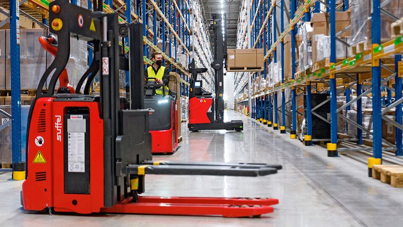 Neben dem Linde R-MATIC kommt bei FIEGE auch ein Linde L-MATIC zum Einsatz. Beide agieren in der Interaktion mit den menschlichen Kolleginnen und Kollegen maximal sicher. Neben dem Linde R-MATIC kommt bei FIEGE auch ein Linde L-MATIC zum Einsatz. Beide agieren in der Interaktion mit den menschlichen Kolleginnen und Kollegen maximal sicher.