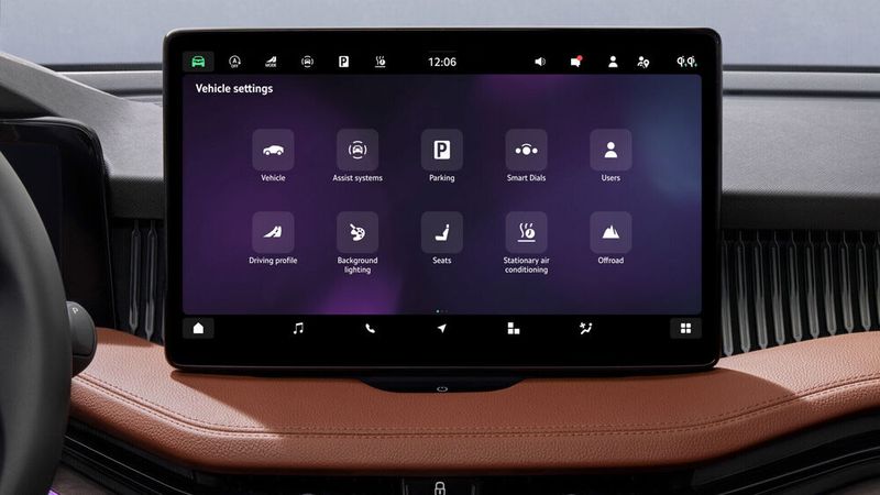 Mittig findet sich jetzt ein freistehender 13-Zoll-Bildschirm. (Bild: Skoda)