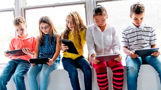 Die Anforderungen von Schulen an ein WLAN unterscheiden sich so stark von den Anforderungen "normaler" Unternehmen an das Drahtlosnetzwerk, dass es sich lohnt, hier über Spezialanbieter nachzudenken. (Bild: © pololia - stock.adobe.com)